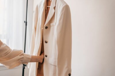 Smoking femme mariage : se marier en tailleur blanc en 2026